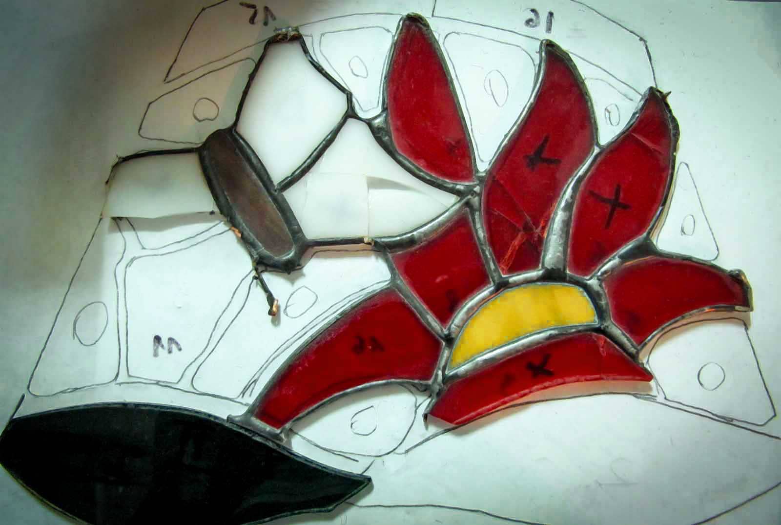 kawałki szkła witrażowego z naprawianej lampy